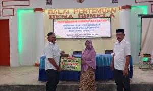 Penyerahan BLT-DD Dan Insentif Tahun Anggaran 2025 Oleh Pemerintahan Desa Bumela