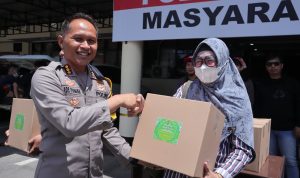 Kapolresta Gorontalo Kota Bagi Bingkisan Lebaran Kepada Jurnalis