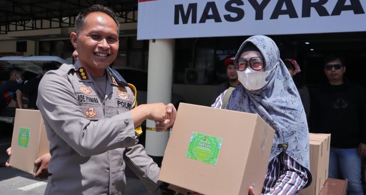 Kapolresta Gorontalo Kota Bagi Bingkisan Lebaran Kepada Jurnalis