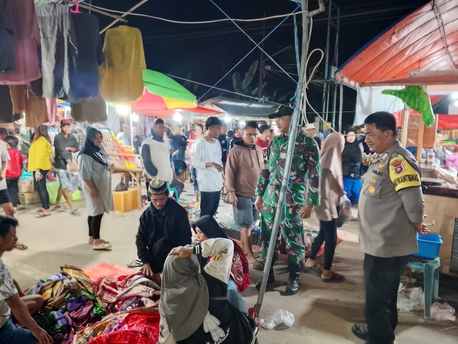 Patroli Gabungan Ke Pasar Malam Desa Suka Makmur