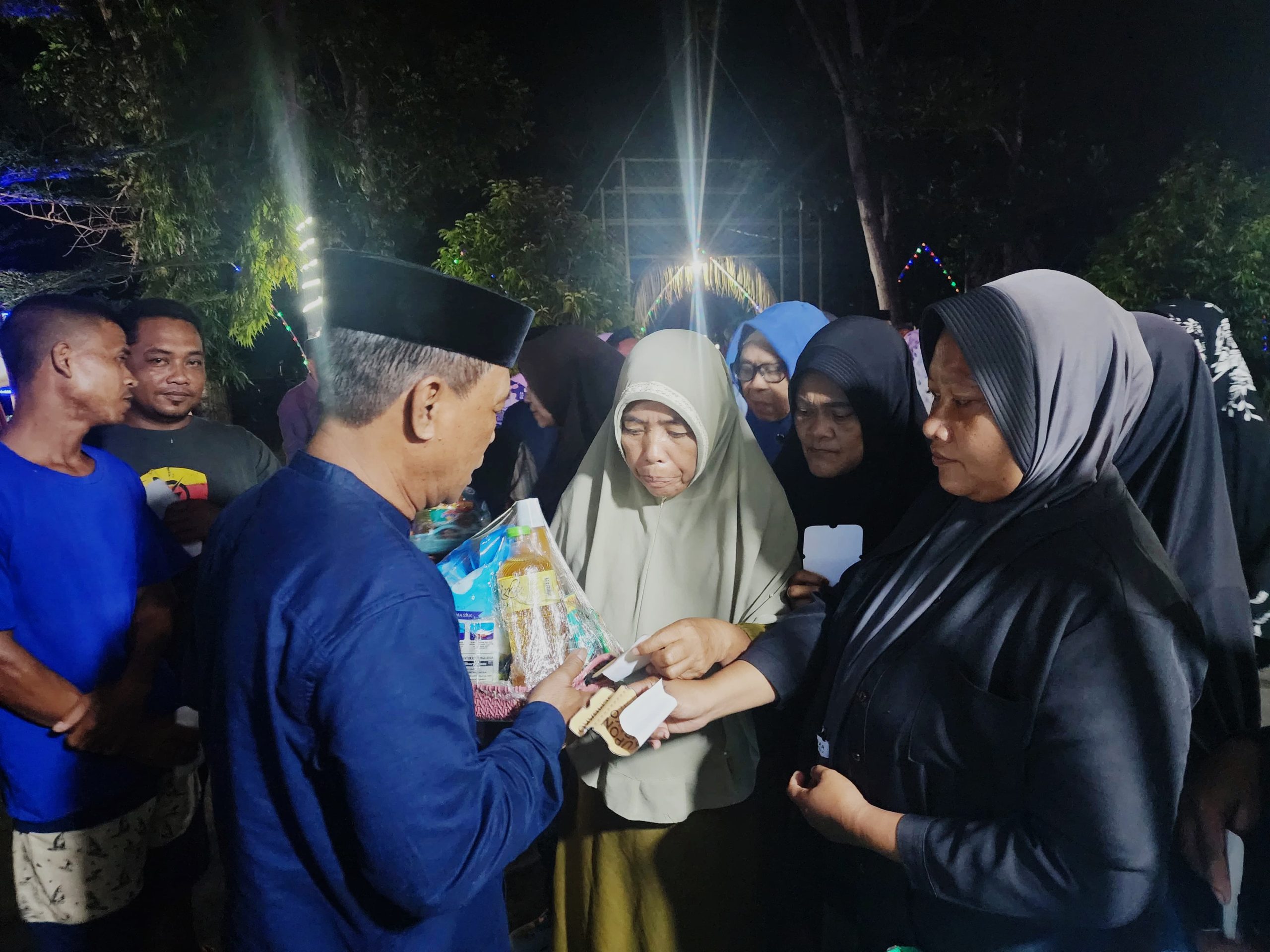 Bupati Gorontalo Sofyan Puhi Resmi Tutup Kegiatan Festival Semarak Ramadhan: Persatuan Usaha Karaoke Tolangohula Salurkan Parcel Lebaran Melalui Camat Setempat