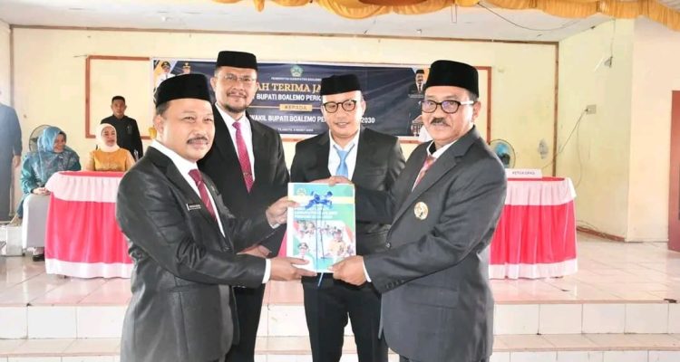 serah terima Jabatan dari Penjabat Bupati Boalemo Dr. Sherman Moridu, S. Pd, MM kepada Bupati Boalemo definitif Drs. Rum Pagau