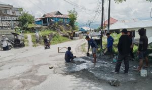 Pemuda IRMAS Kota Gorontalo Tambal Jalan Berlubang Sebagai Wujud Peduli Sesama