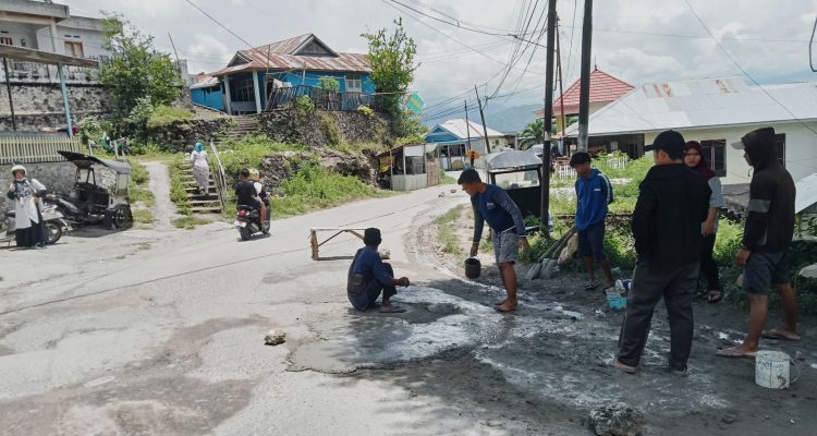 Pemuda IRMAS Kota Gorontalo Tambal Jalan Berlubang Sebagai Wujud Peduli Sesama