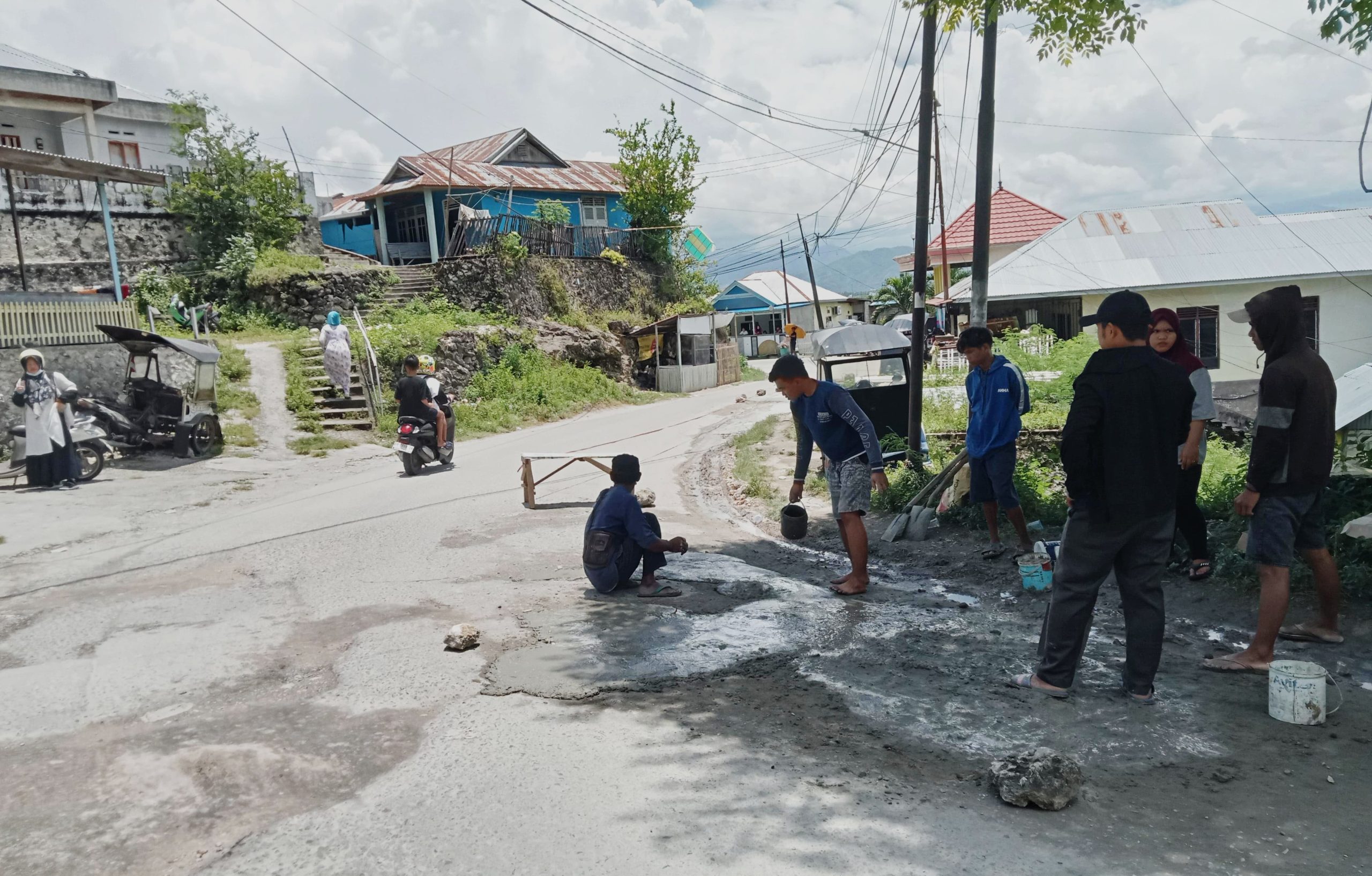Pemuda IRMAS Kota Gorontalo Tambal Jalan Berlubang Sebagai Wujud Peduli Sesama