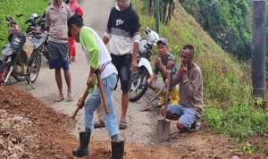 Kerja Bakti Membersihkan Material Longsor Yang Menimbun Jalan Dusun Tanah Abang