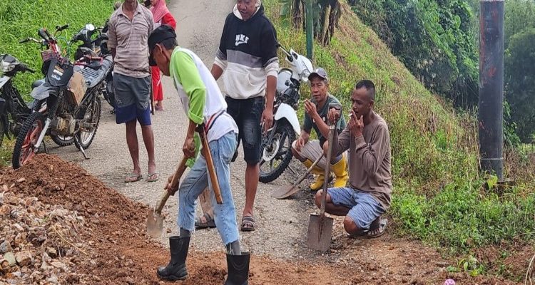 Kerja Bakti Membersihkan Material Longsor Yang Menimbun Jalan Dusun Tanah Abang