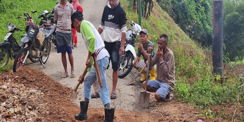 Kerja Bakti Membersihkan Material Longsor Yang Menimbun Jalan Dusun Tanah Abang