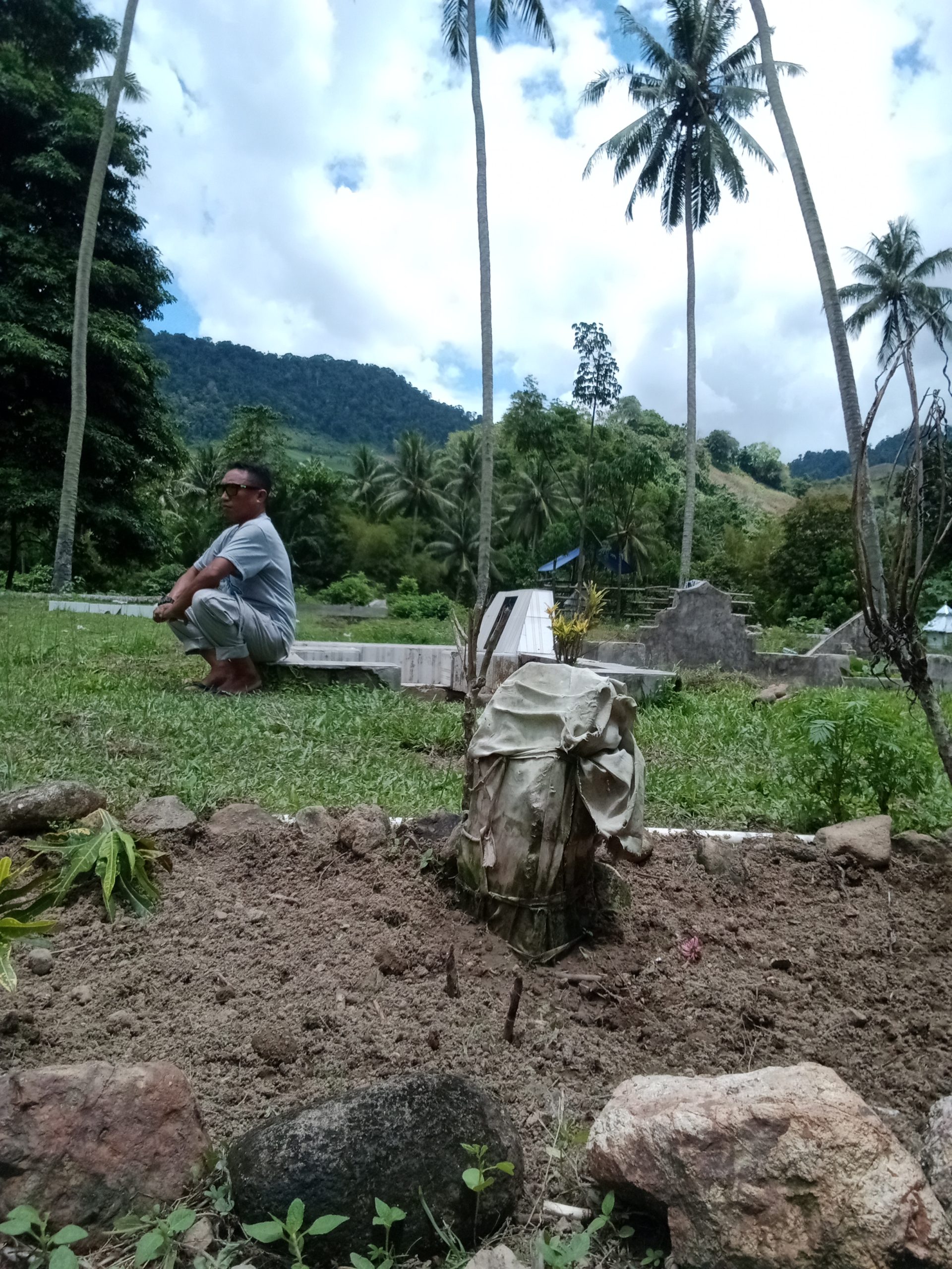 Menyapa Ibu Tercinta' Lewat Ziarah Kubur Di Momen Lebaran