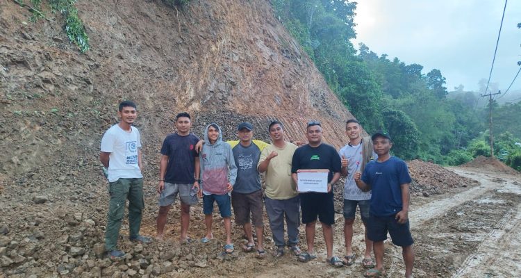 Jalan Rusak Parah di Pontolo, Pemuda Paguyaman Pantai Bergerak Galang Swadaya Perbaikan