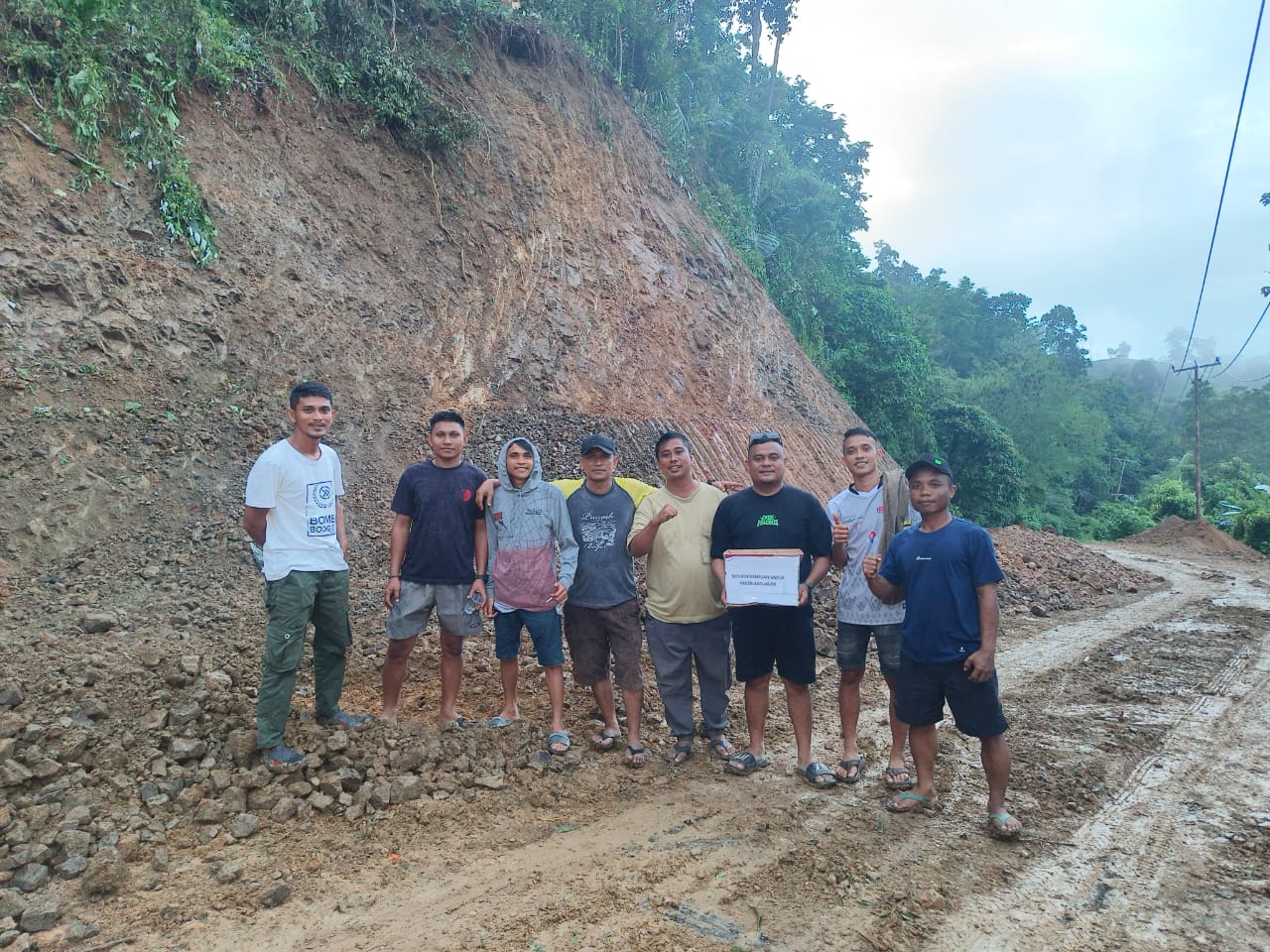 Jalan Rusak Parah di Pontolo, Pemuda Paguyaman Pantai Bergerak Galang Swadaya Perbaikan