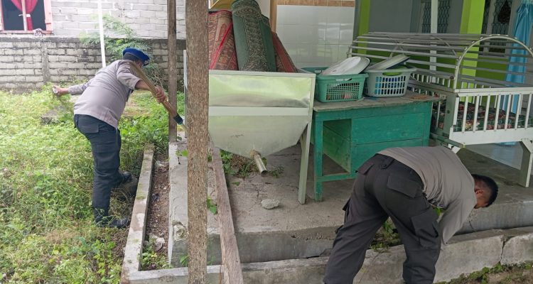 Sat Polairud Polres Boalemo Menyapu Masjid, Menyentuh Langit