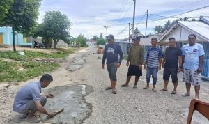 Peduli Keselamatan Warga, Limonu Hippy Tambal Jalan Rusak dengan Dana Pribadi