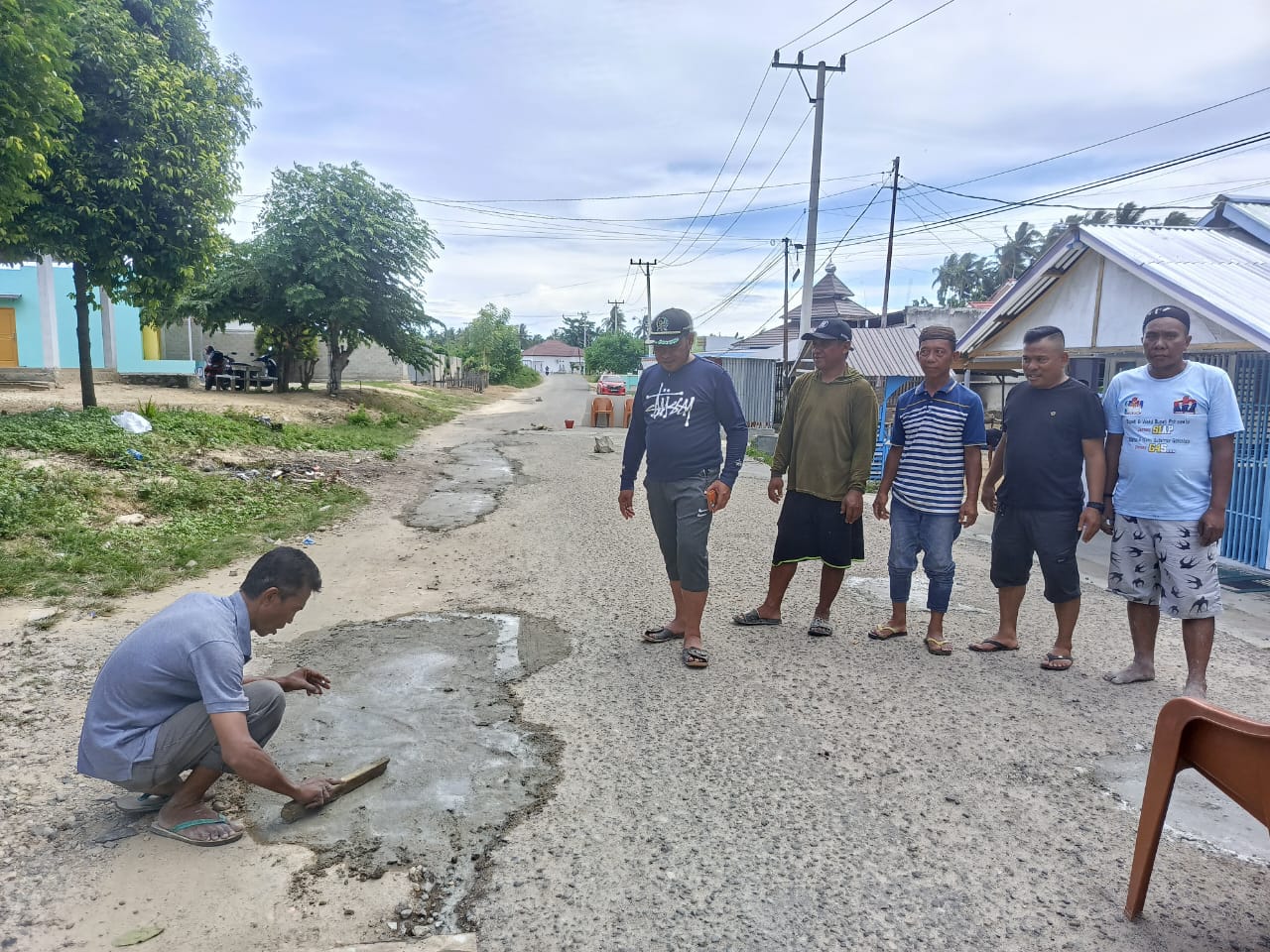Peduli Keselamatan Warga, Limonu Hippy Tambal Jalan Rusak dengan Dana Pribadi