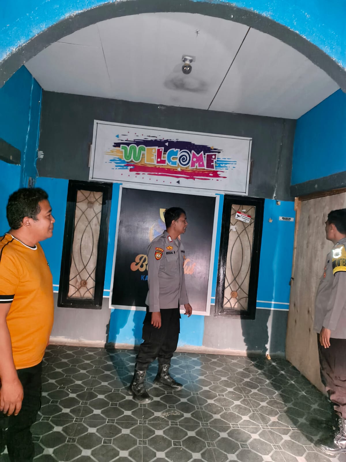 Kapolsek Tolangohula Pimpin Patroli Malam: 10 Botol Miras Disita, Warga Apresiasi Sikap Humanis Polisi