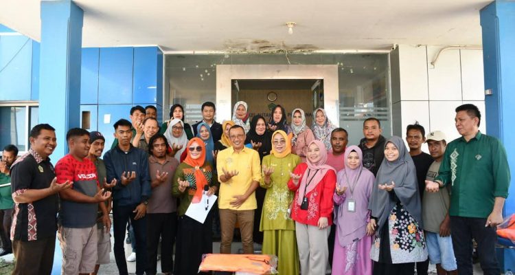 Dukung Produktivitas Nelayan, Pemkab Boalemo Salurkan Bantuan Perahu Fiber dan Mesin 9PK