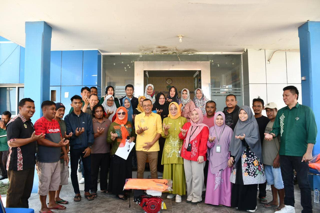 Dukung Produktivitas Nelayan, Pemkab Boalemo Salurkan Bantuan Perahu Fiber dan Mesin 9PK