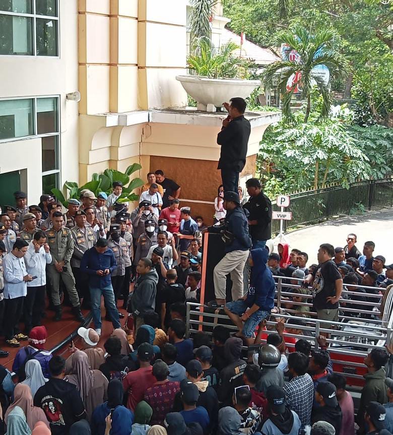 Ratusan Warga Paguyaman Geruduk Kantor Gubernur