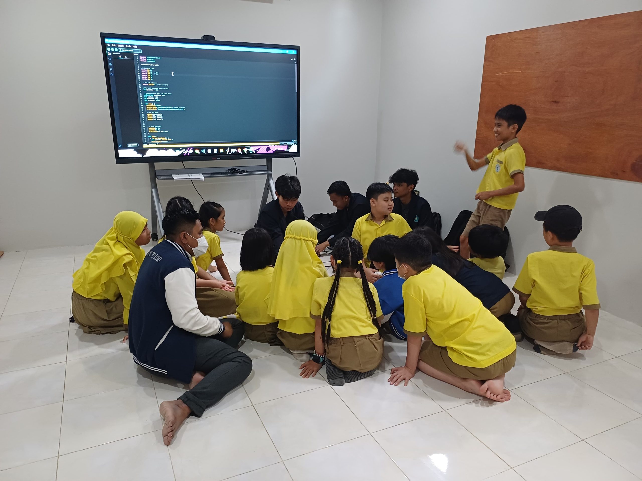 Mahasiswa Inforbotic Fikom Unisan Cetak Coder Cilik Di Brili International School