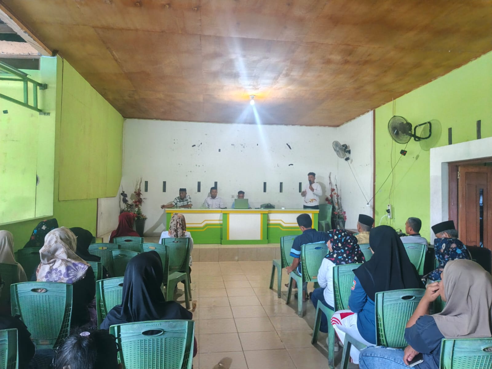 Puluhan Orang Tua Siswa Tolak Pengurus Baru Yayasan Semangat Eyato Di Desa Suka Damai