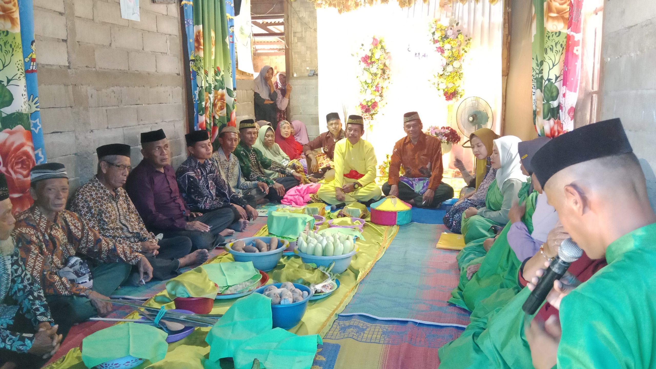 Prosesi Modutu Adat Gorontalo Digelar, Keluarga Calon Mempelai Laki-laki Dari Desa Suka Damai Datangi Calon Mempelai Perempuan Di Desa Bumela