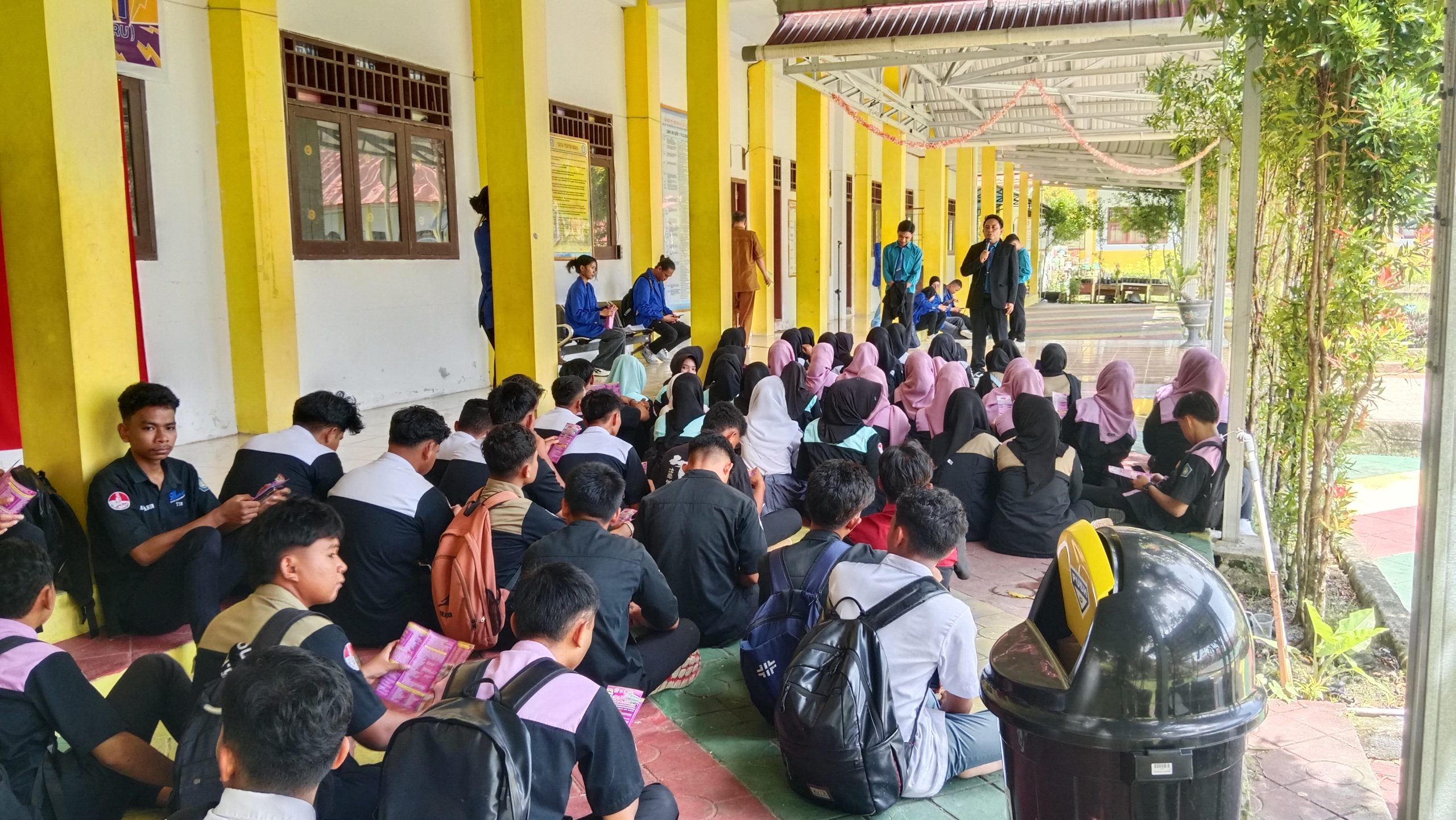 Untuk Generasi Muda: Kegiatan Sosialisasi Institut Teknologi Dan Bisnis Boalemo Kampus 2 Paguyaman Raya Di SMK Negeri 1 Pulubala
